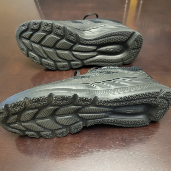 Black Women's FILA Sneakers Size 8 - Picture 3 of 5